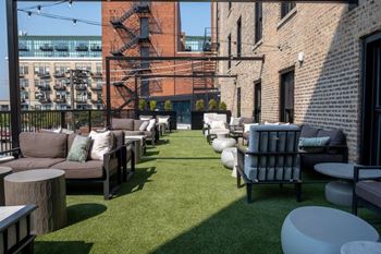 The-duncan-apartments-in-west-loop-chicago-1515-w-monroe-resident-terrace.Jpg